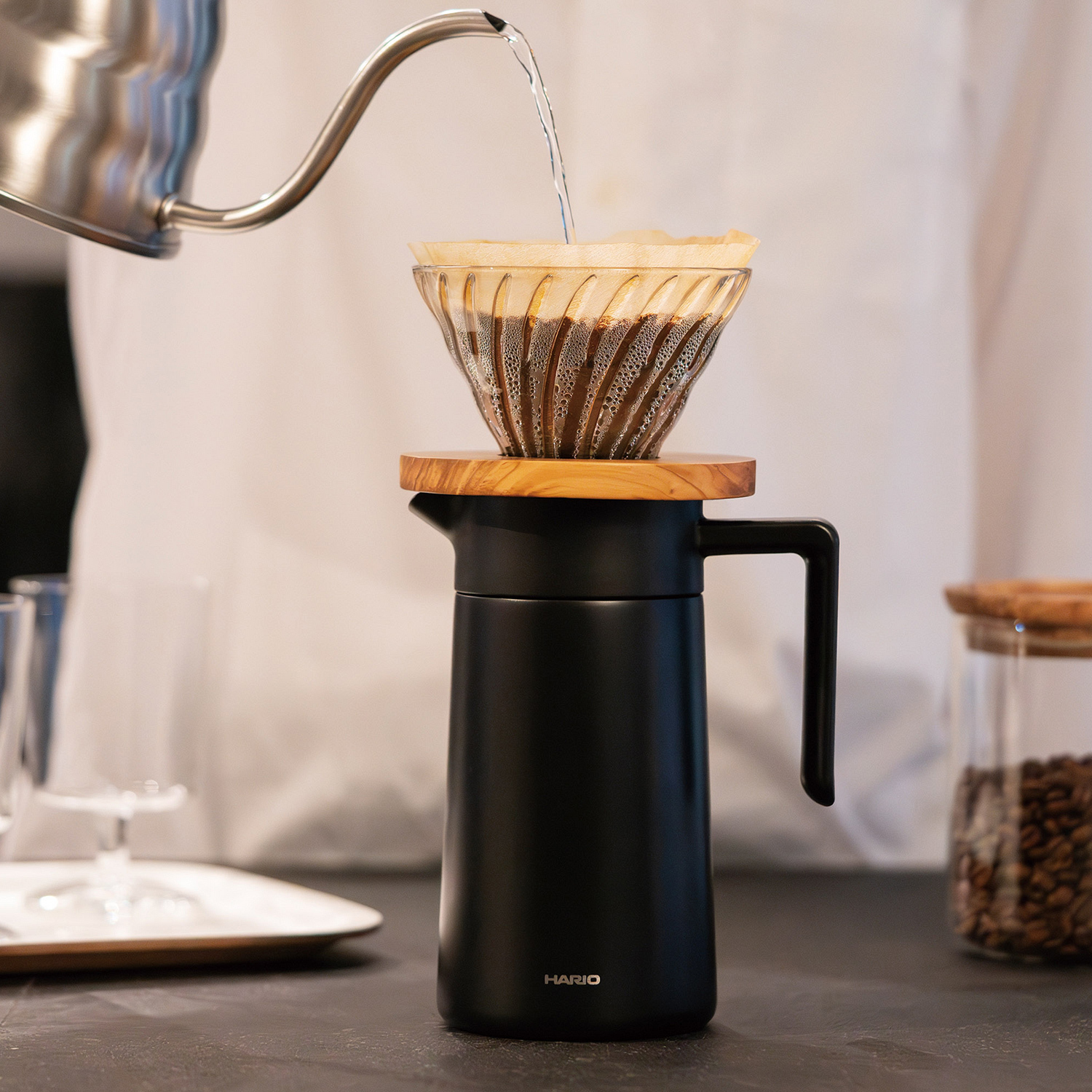 Hario - Thermal Server with Ceramic Coating Black 600ml hælf